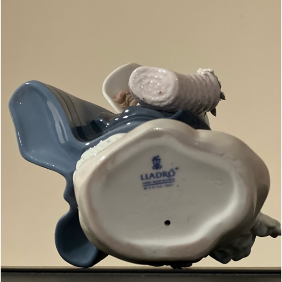 Lladro Collectible Figurine, Pretty Pickings #5222 SKU: 01005222 Made In Spain - Picture 5 of 5